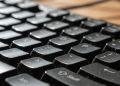 O truque da Vaporização caseira para limpar o teclado do computador sem estragar nada