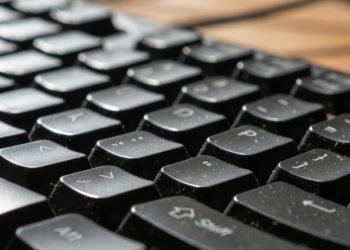 O truque da Vaporização caseira para limpar o teclado do computador sem estragar nada