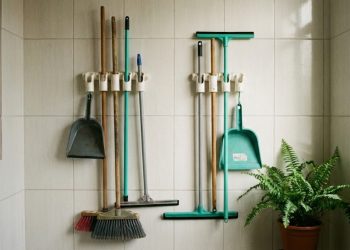 Eu fiz um suporte de vassouras usando restos de cano PVC e ficou uma mão na roda