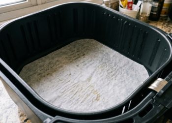 O truque para aumentar a vida útil da sua air fryer com um papel manteiga