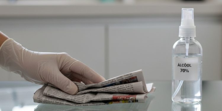 Eu limpei os vidros da minha casa em dois palitos usando apenas jornal e álcool