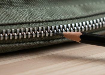 Eu economizei um dinheirão consertando o zíper da mochila com um grafite de lápis