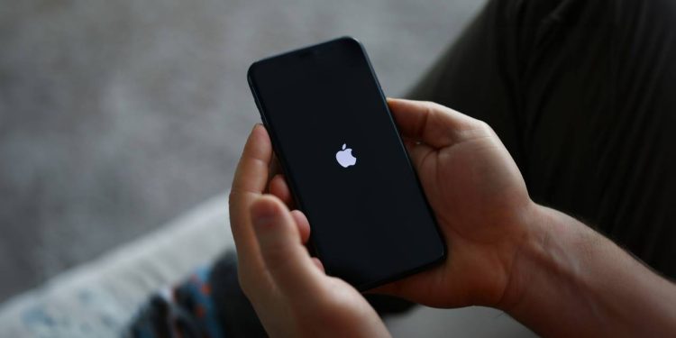 Ajustes do iPhone que economizam bateria de verdade sem travar o desempenho
