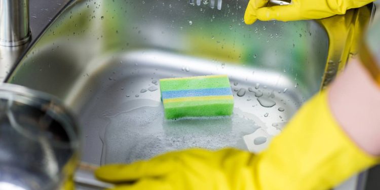 Esse método simples devolve o brilho da pia de inox sem detergente