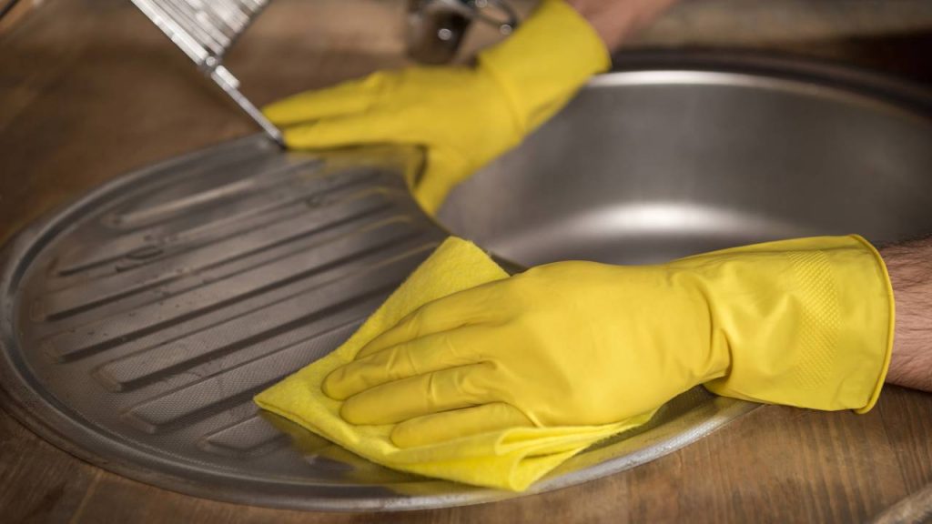 O truque simples que deixa a pia de inox sem manchas