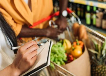 A psicologia explica o que significa anotar as compras do mercado no papel e não no celular
