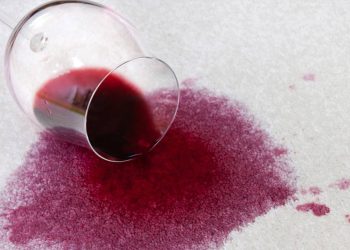 Derramou vinho? Mistura caseira para manchas da toalha de mesa