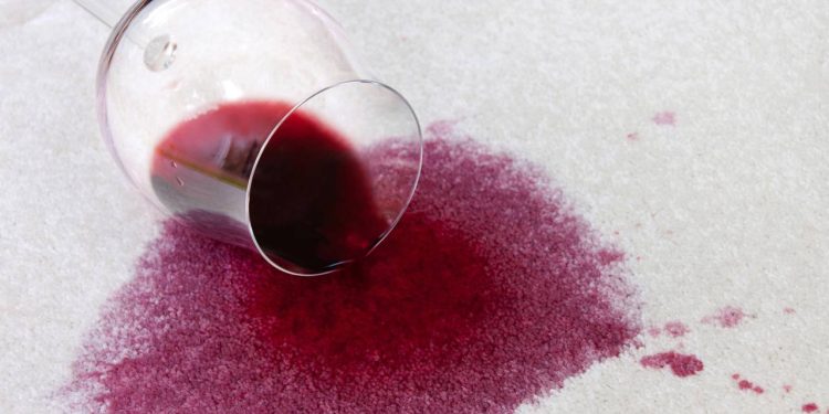 Derramou vinho? Mistura caseira para manchas da toalha de mesa