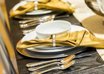 O jeito mais elegante de decorar a mesa no Ano Novo gastando pouco