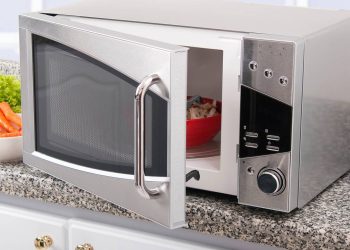 O zumbido mudou? Entenda por que o micro-ondas faz esse som “diferente” bem no final