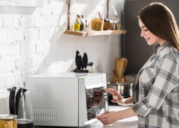 O truque mais simples e barato para tirar o cheiro forte do micro-ondas em casa