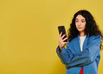 O que significa olhar o celular a cada 5 minutos e como isso afeta sua mente, segundo a psicologia