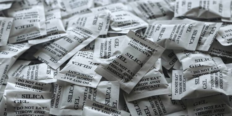 Poucos sabem: para que serve o pacotinho que vem no tênis?