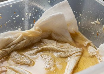 A forma rápida e sem esforço de limpar plásticos engordurados sem sujar as mãos