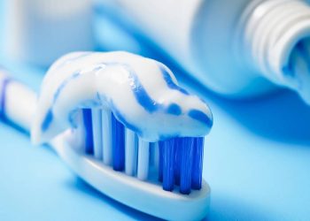 Como salvar suas roupas de manchas de pasta de dente em segundos