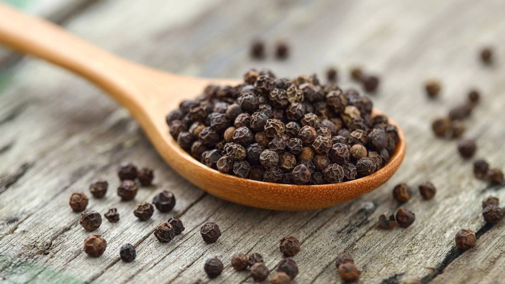 Por que borrifar água com pimenta na varanda pode ajudar contra passarinhos indesejados