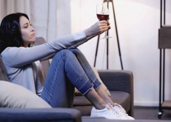 Não quero visitas: O que a psicologia revela sobre transformar seu lar em refúgio de autocuidado?