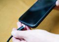 As 5 verdades sobre o consumo de energia do carregador sem celular, veja quanto realmente custa