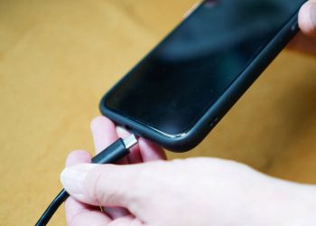 As 5 verdades sobre o consumo de energia do carregador sem celular, veja quanto realmente custa