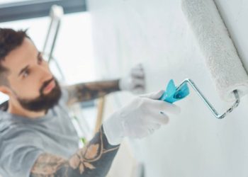 Pintar um cômodo por conta própria pode sair bem barato