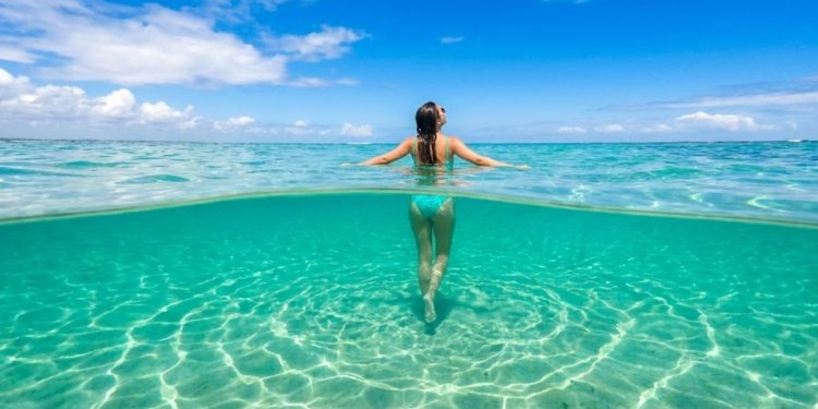 Piscinas naturais tão claras que parecem irreais, a praia eleita 10 vezes a melhor do Brasil fica a uma hora da capital