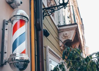 A história bizarra por trás do poste giratório que toda barbearia tem