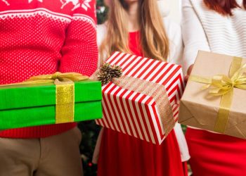 Como escolher presentes de Natal certeiros sem gastar além do plano