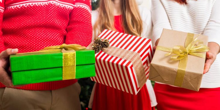 Como escolher presentes de Natal certeiros sem gastar além do plano