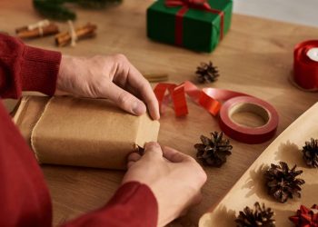 3 Presentes de Natal INESQUECÍVEIS com Coisas que Você Já Tem em Casa (e Que Vão Fazer o Presente Comprado Parecer Sem Graça)