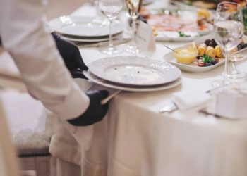 O hábito de limpar a mesa assim que acaba de comer revela traços de personalidade que poucos percebem