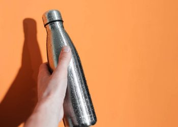 Como limpar corretamente garrafas reutilizáveis e evitar contaminação