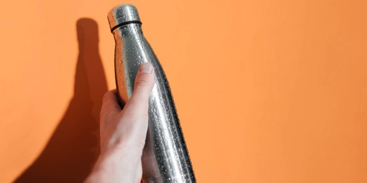 Como limpar corretamente garrafas reutilizáveis e evitar contaminação