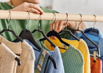 Reutilizar roupas em 2025 muda o armário e o bolso