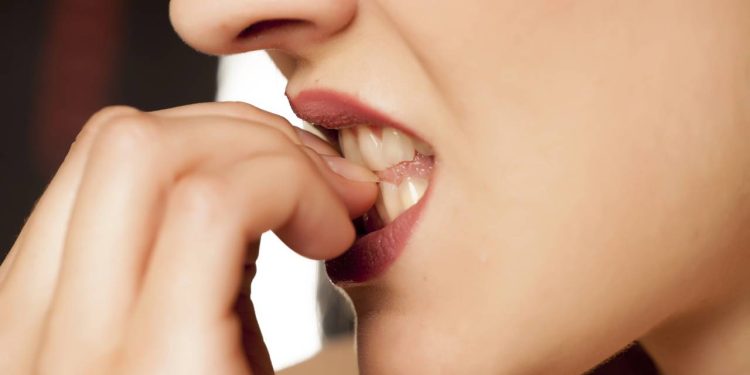 Roer as unhas é um hábito comum que muita gente faz sem perceber, principalmente em momentos de tensão ou distração - Créditos: depositphotos.com / VGeorgiev