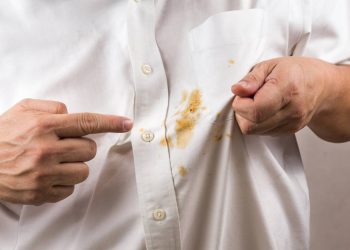 O truque para remover molho da roupa antes que fixe e não saia mais