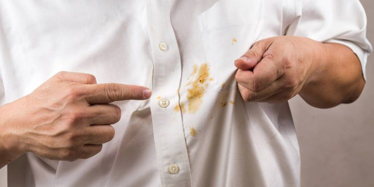 O truque para remover molho da roupa antes que fixe e não saia mais
