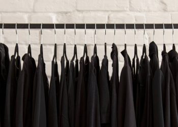 Hábitos e truques caseiros para preservar a cor preta das roupas