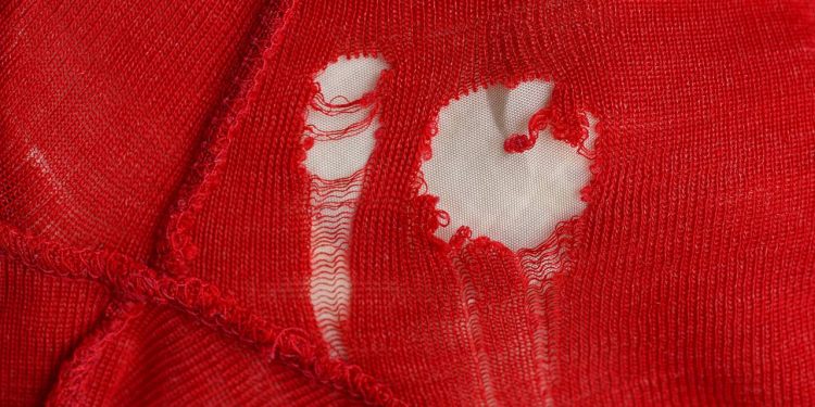 Truque simples que disfarça buracos nas roupas e mantém aparência de peça nova