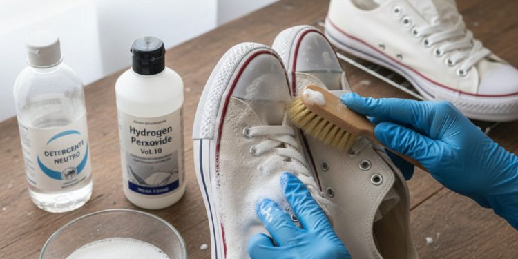 A forma correta de misturar água oxigenada com detergente para limpar seu tênis