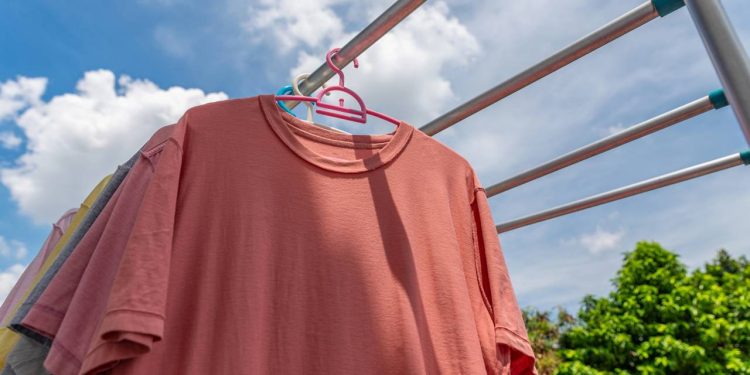 A técnica simples para secar roupa mais rápido e você nunca tentou