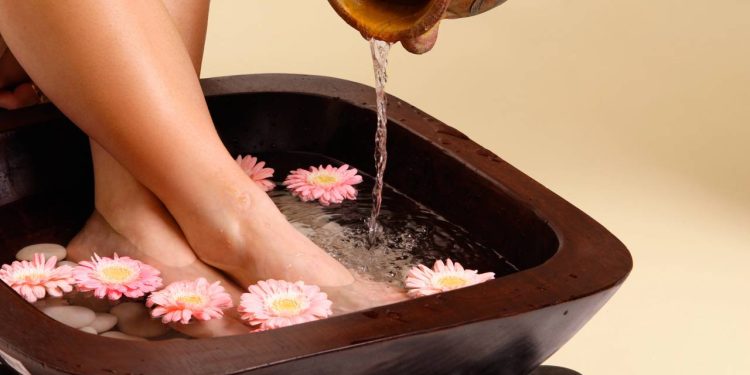 Fiz esse spa dos pés caseiro e meu pé ficou macio como bumbum de neném