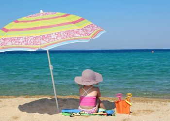 Como escolher o guarda-sol ideal sem gastar muito neste verão escaldante