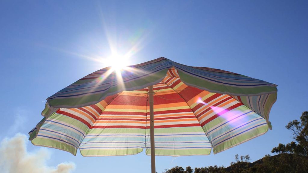 Como escolher o guarda-sol ideal sem gastar muito neste verão escaldante