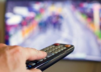 Quanto você gasta por deixar a TV na tomada o tempo todo