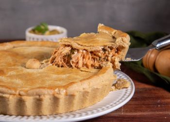 Como é a torta de frango de liquidificador simples com massa leve