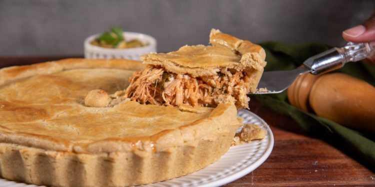 Como é a torta de frango de liquidificador simples com massa leve