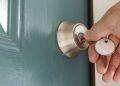 A psicologia revela por que algumas pessoas não conseguem sair de casa sem verificar se a porta está trancada