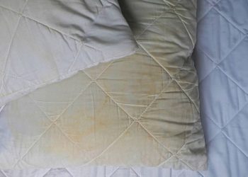 Como limpar travesseiros amarelados com apenas 3 ingredientes que você tem em casa