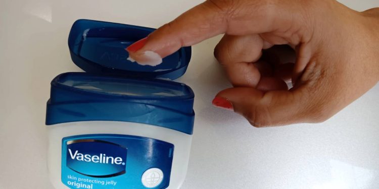6 truques caseiros de beleza usando apenas vaselina