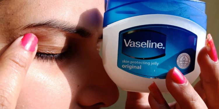 O poder da vaselina para a pele e como ela transforma a sua skincare